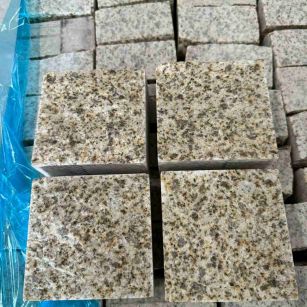 贵州 黄金麻花岗岩自然面小方块，弹石，马蹄石等