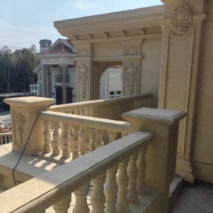 贵州 黄金麻别墅外墙干挂雕花配合阳台栏杆花瓶柱