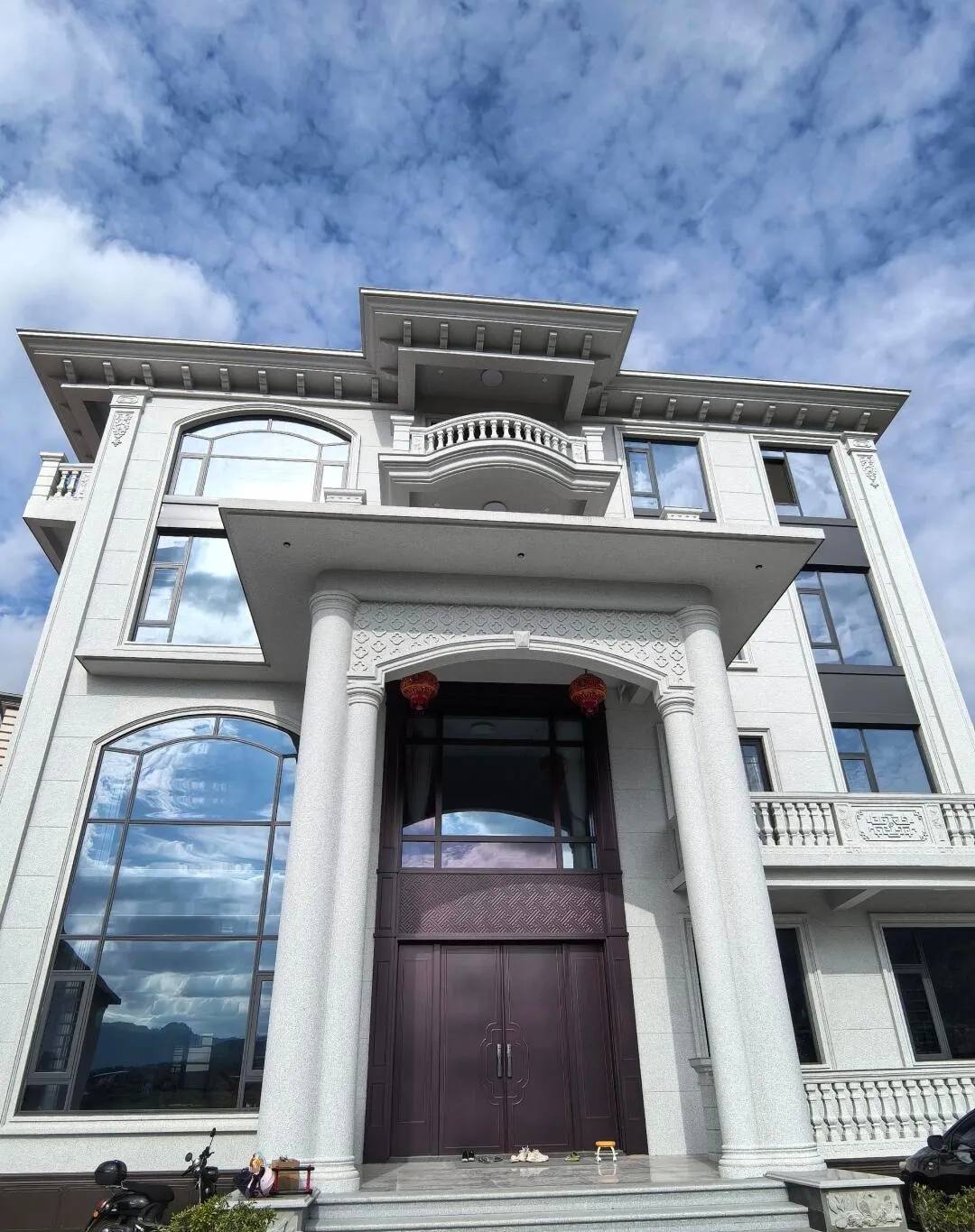 贵州白麻别墅外墙干挂石材效果示例