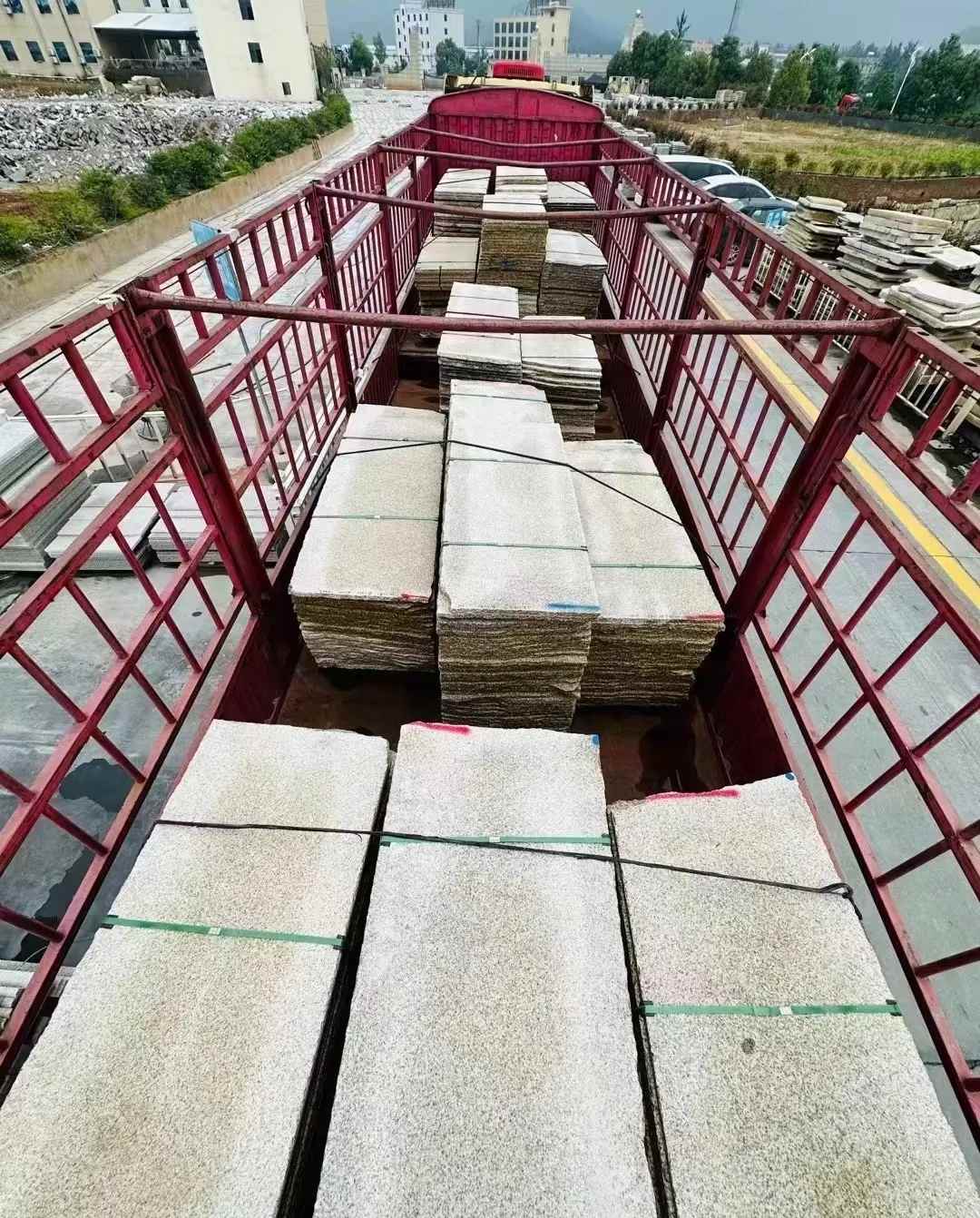 贵州 黄金麻花岗岩荔枝面，光面毛板装车完成