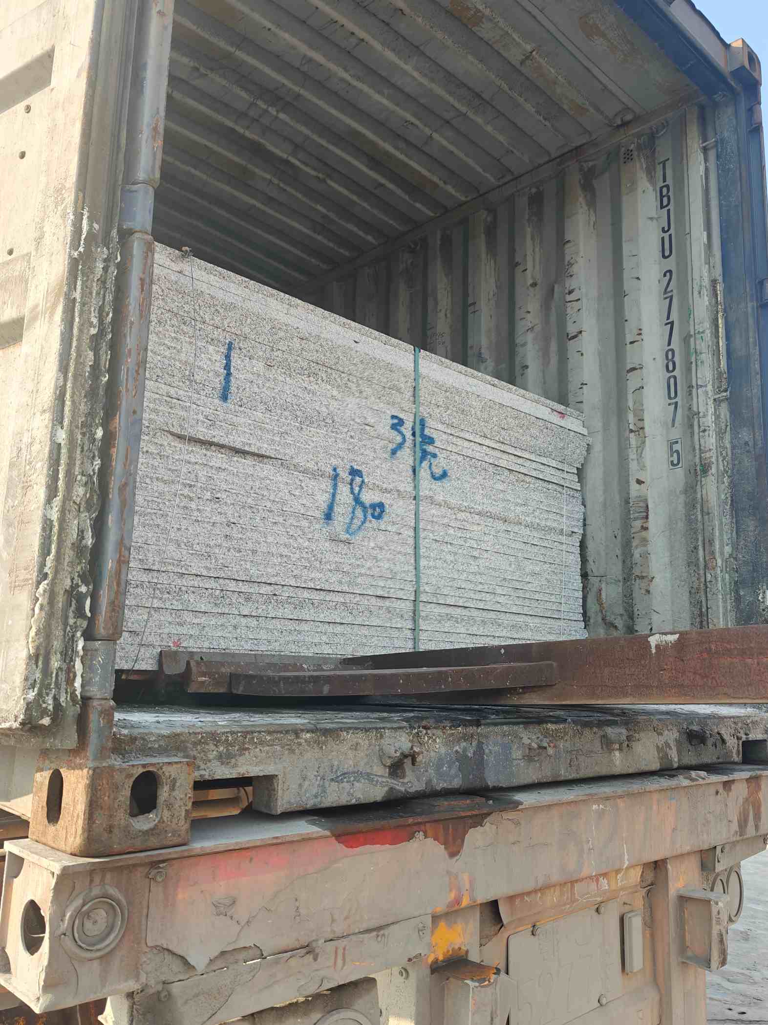 贵州 芝麻白花岗岩石材3.0公分光面毛板装柜出货