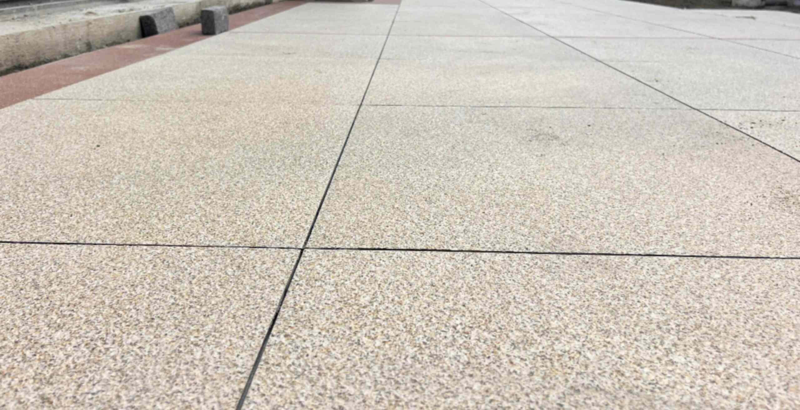 贵州 黄金麻花岗岩石板材荔枝面地面铺装效果