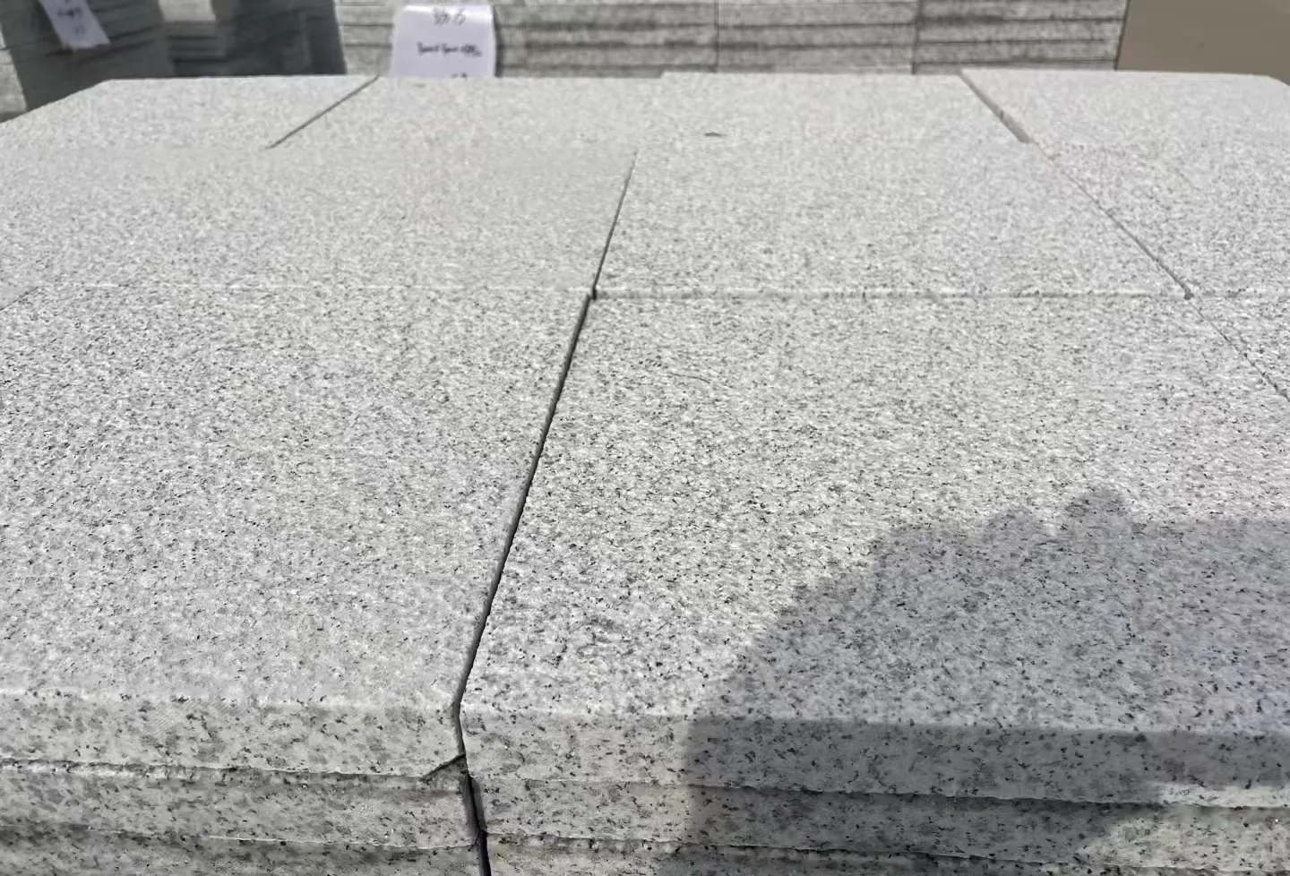 贵州 白麻花岗岩石材推荐 荔枝面地铺石