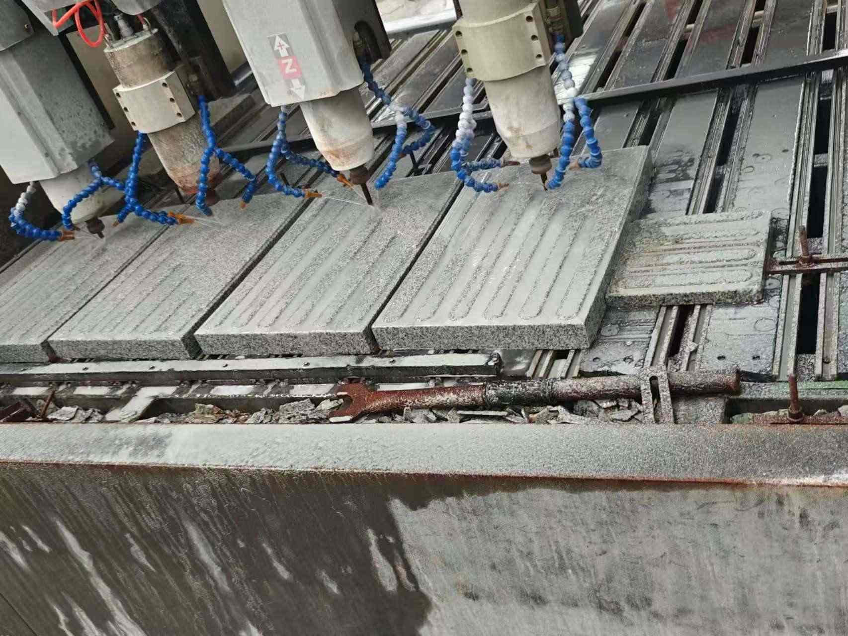 贵州 芝麻白花岗岩荔枝面盲道雕刻