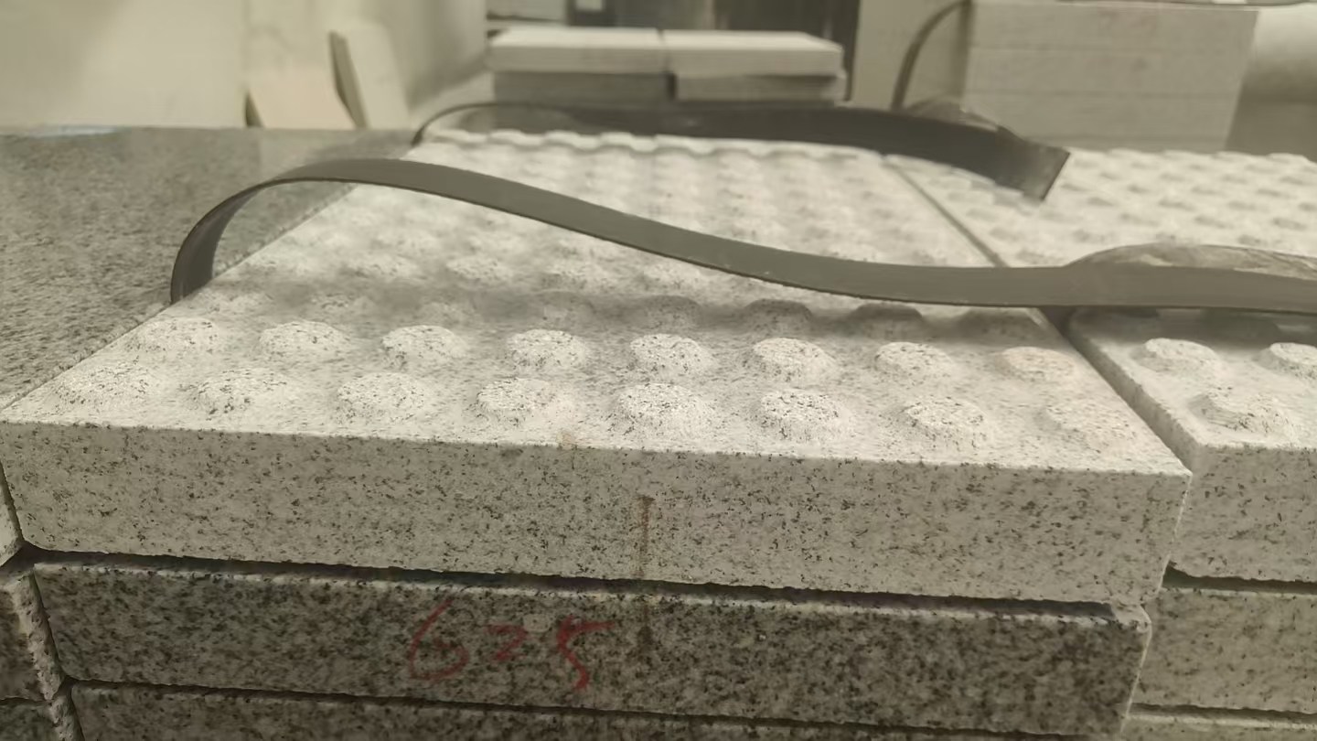 贵州 芝麻白花岗岩6.0公分荔枝面五轴加工雕刻盲点