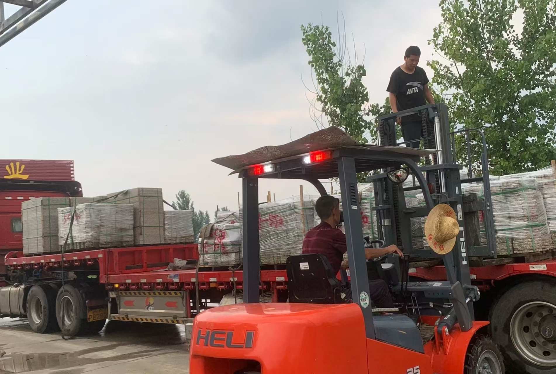 贵州 黄金麻冰裂纹，地铺石装车