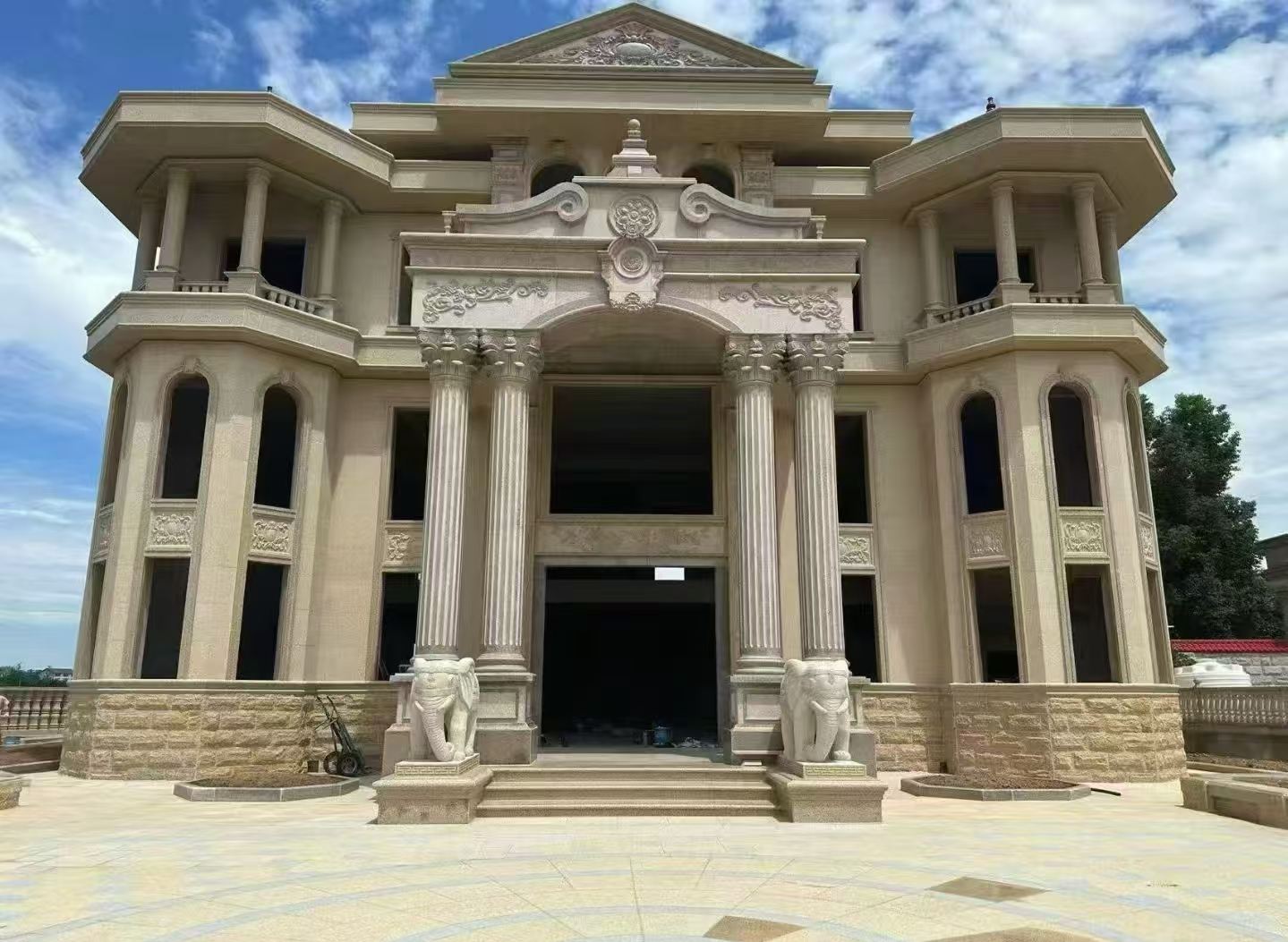 贵州 黄金麻别墅外墙干挂，大柱，大象，蘑菇石，雕花板