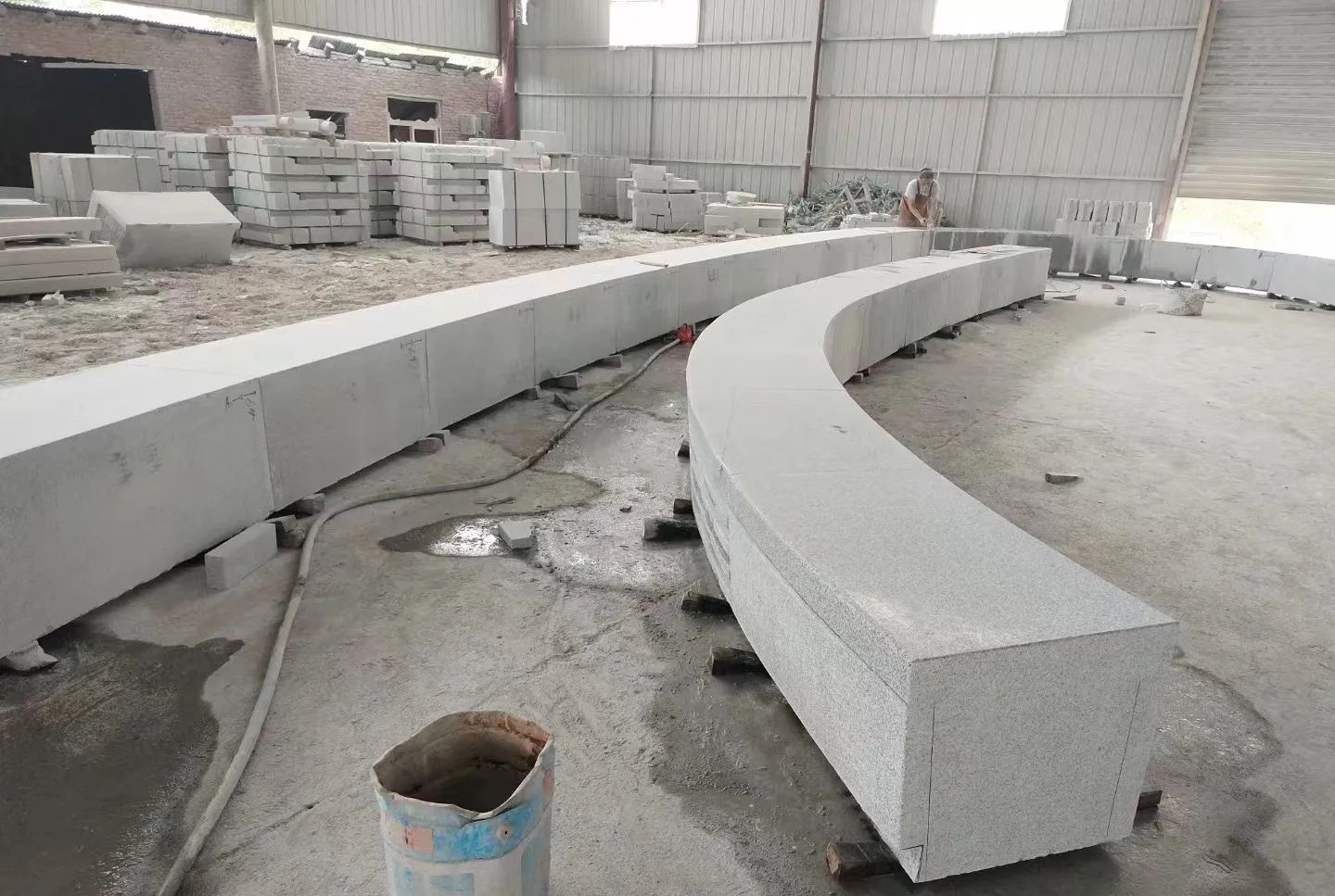 贵州芝麻白花岗岩石板材 园林光面弧形坐凳