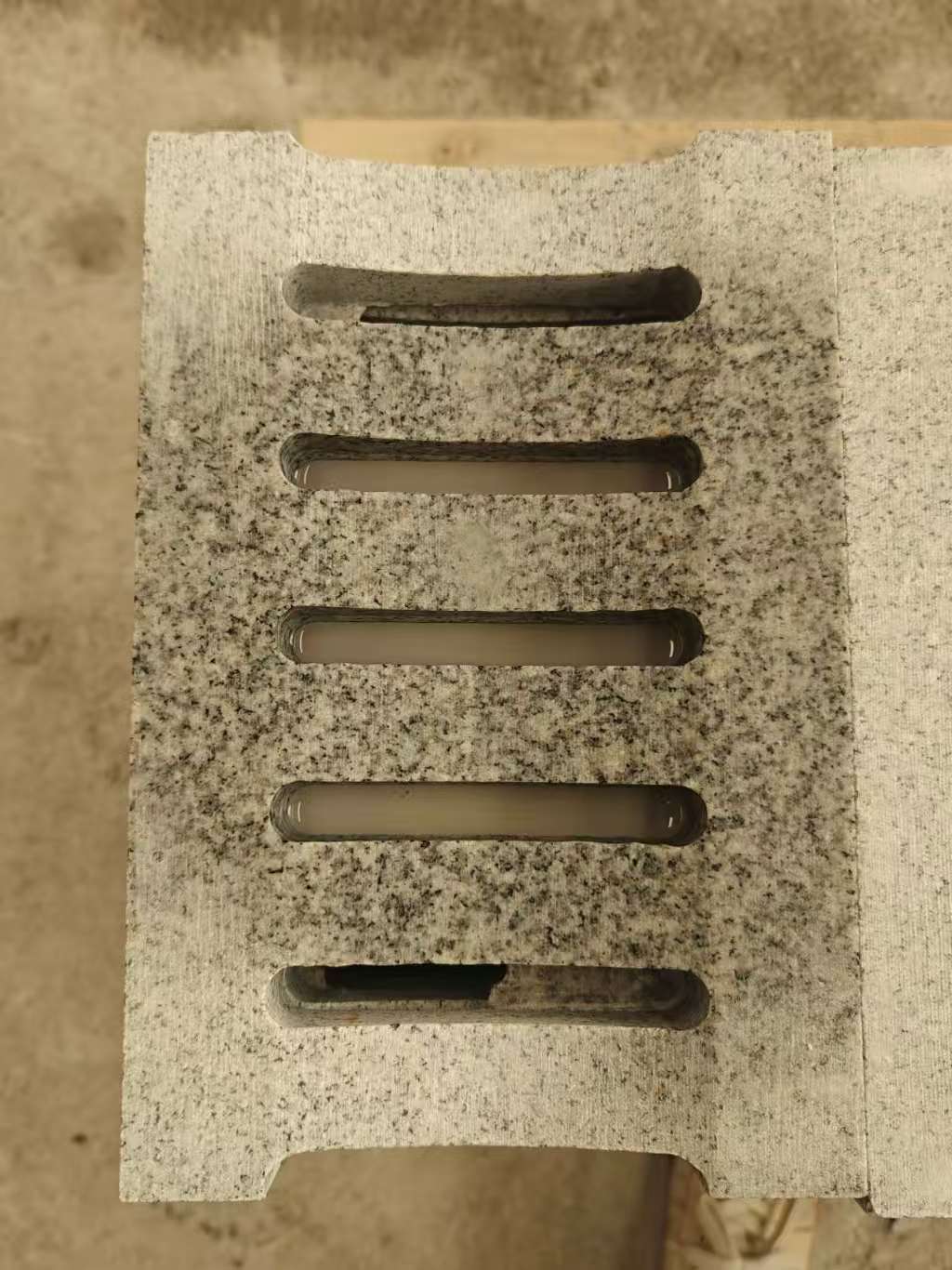 贵州 芝麻白拉丝面花岗岩U型开槽排水槽