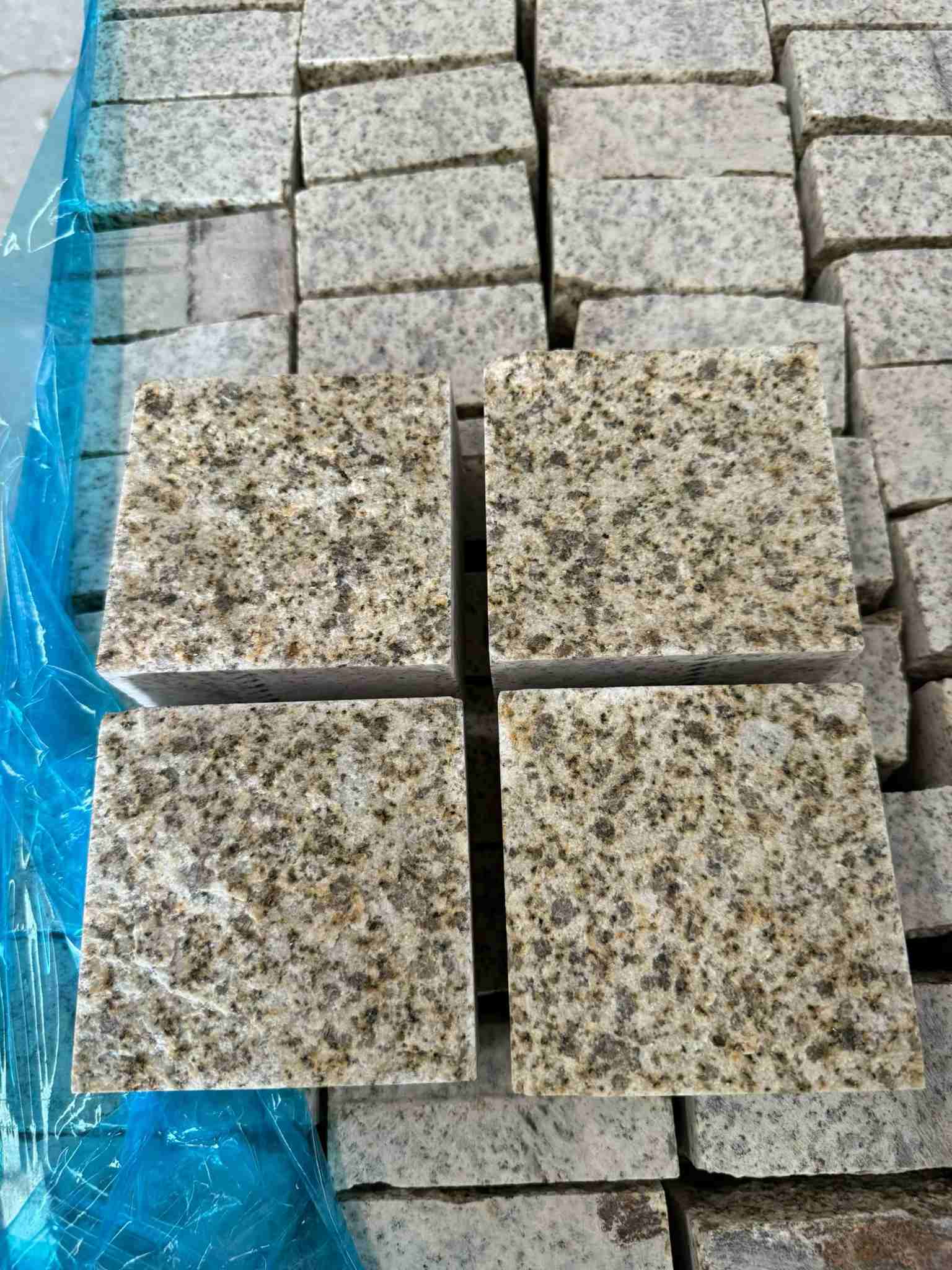 贵州 黄金麻花岗岩自然面小方块，弹石，马蹄石等