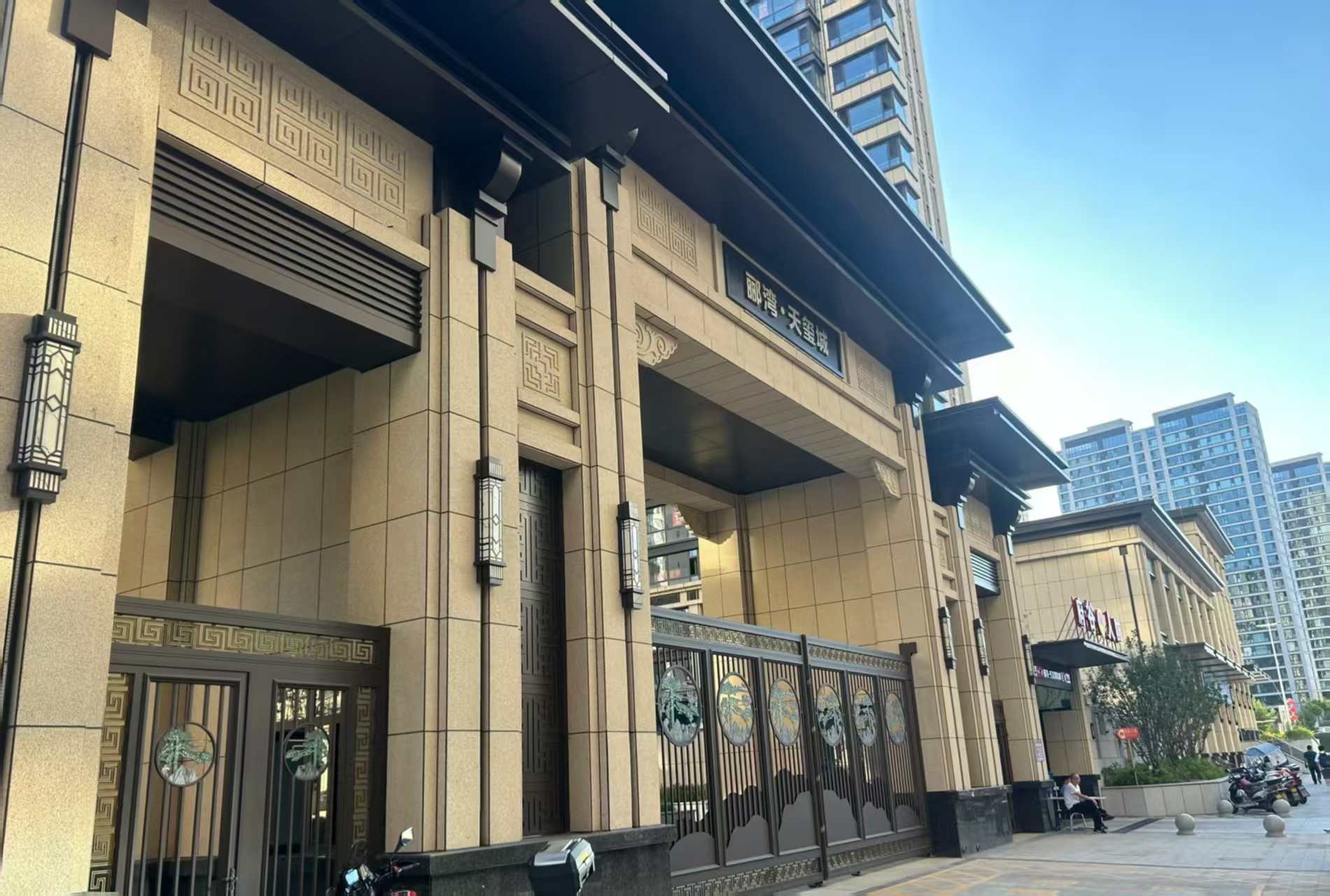 贵州 黄金麻花岗岩荔枝面小区门楼外墙干挂