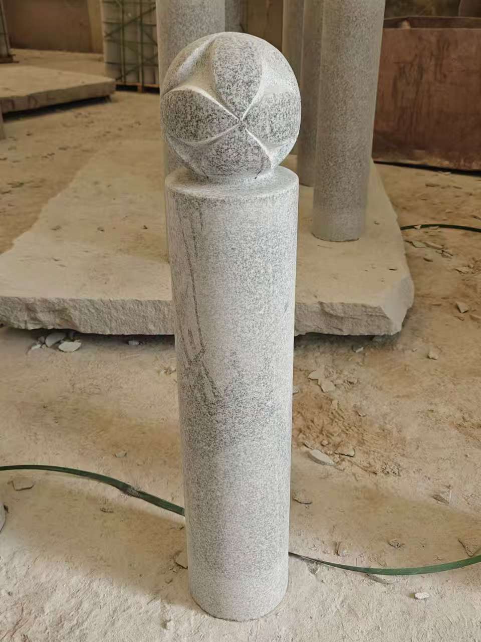 贵州 芝麻白花岗岩石材挡车石柱、停车柱、圆柱挡车柱、方柱挡车柱等