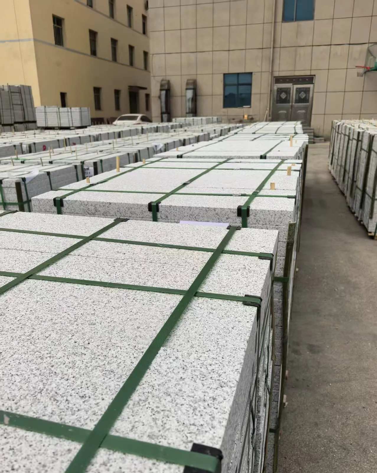 贵州 白麻花岗岩5.0公分荔枝面地铺石