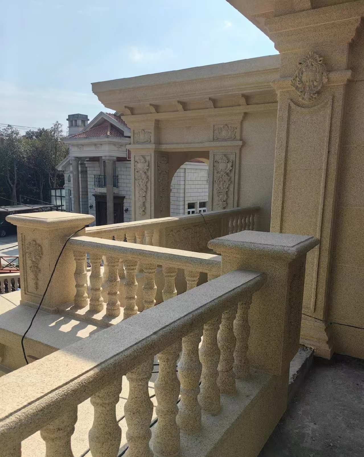 贵州 黄金麻别墅外墙干挂雕花配合阳台栏杆花瓶柱