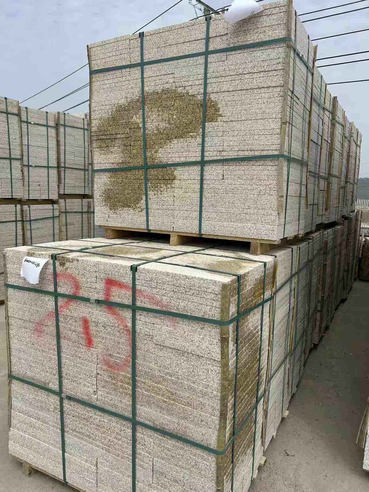 贵州 黄金麻花岗岩石材荔枝面地铺石2.5*300*600