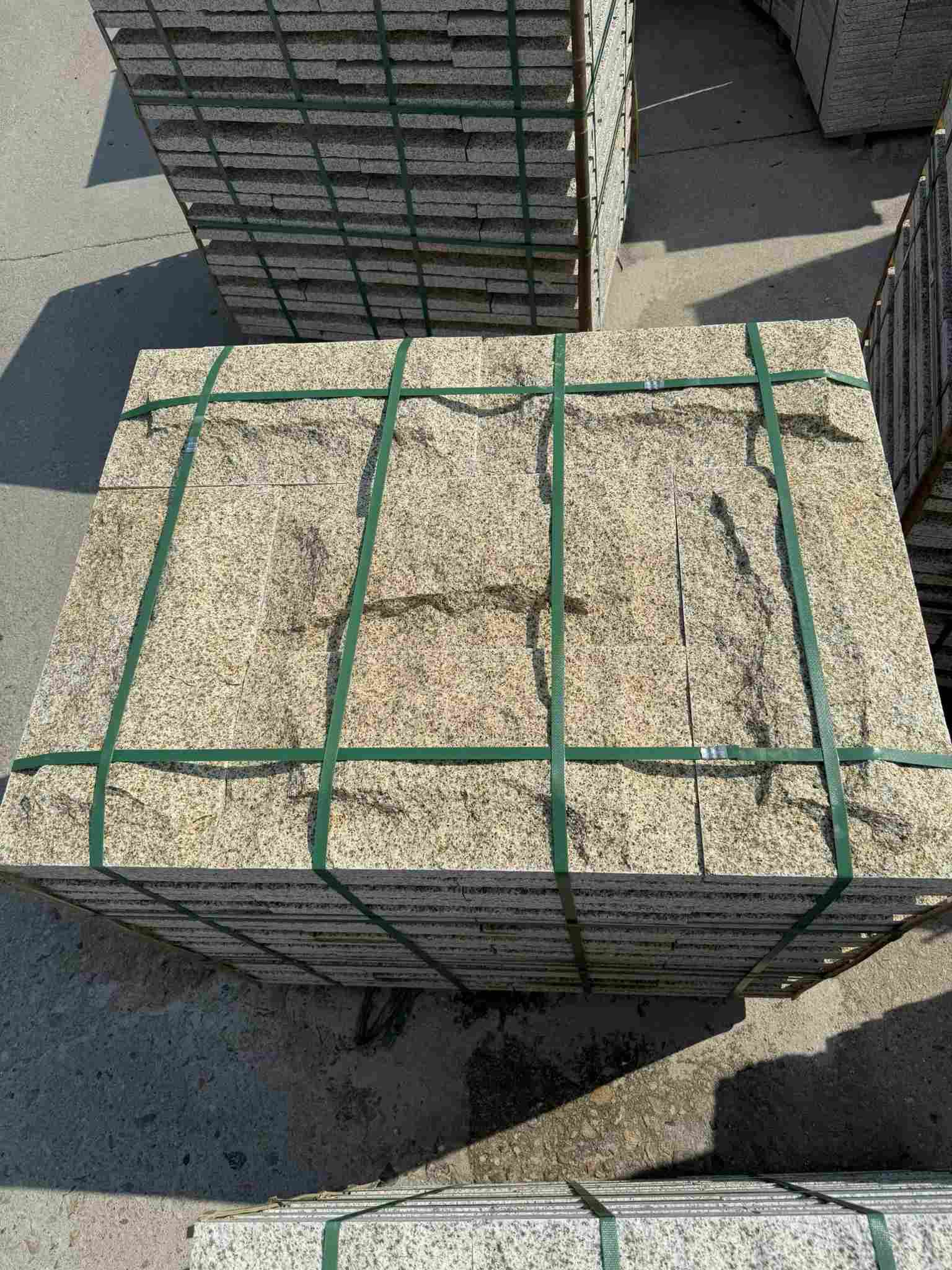 贵州 黄金麻花岗岩石材自然面蘑菇石成品