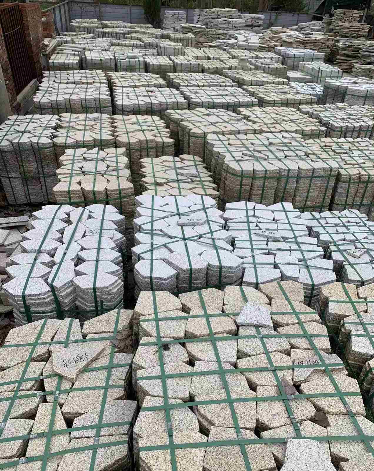 贵州 黄金麻白麻花岗岩荔枝面地铺石(冰裂纹)