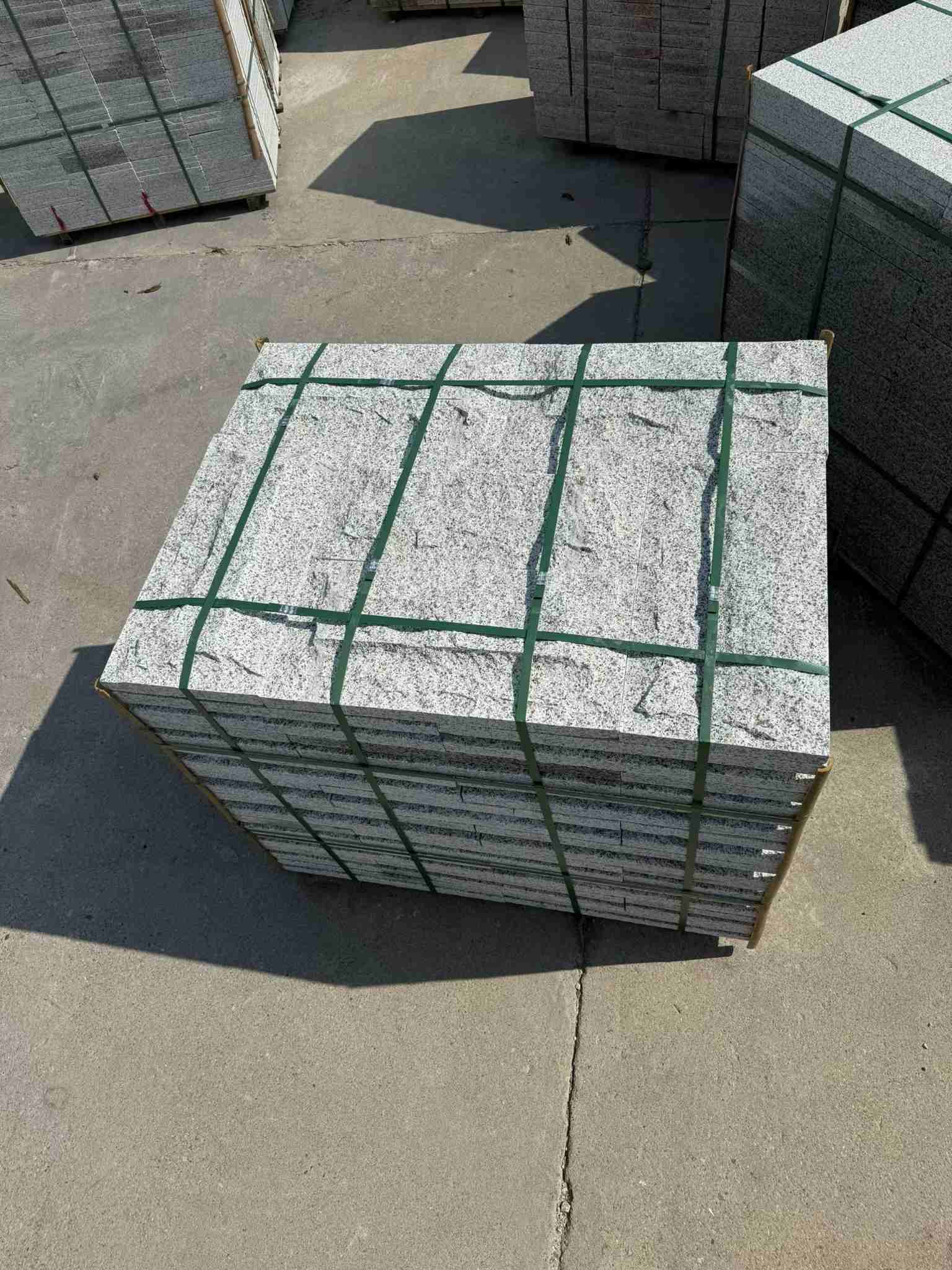 贵州 白麻花岗岩石材自然面蘑菇石成品