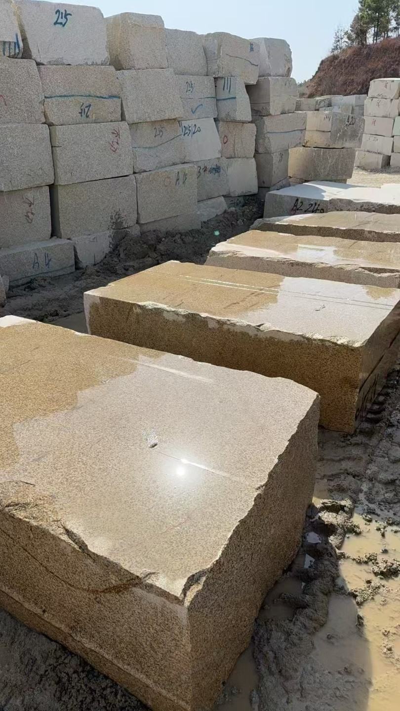 贵州 黄金麻方料堆场洗料分选中，原材料充足