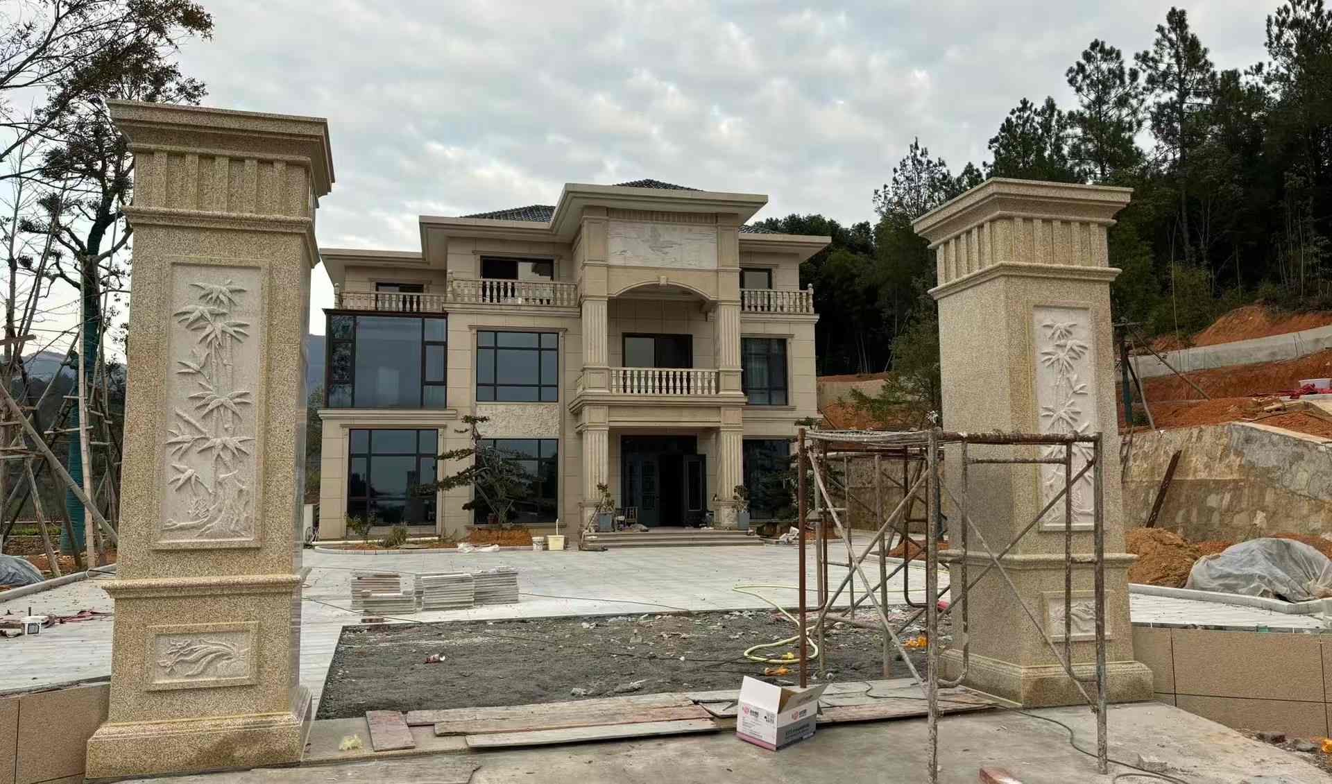 贵州 黄金麻花岗岩别墅雕花外墙干挂配上门口雕花罗马柱