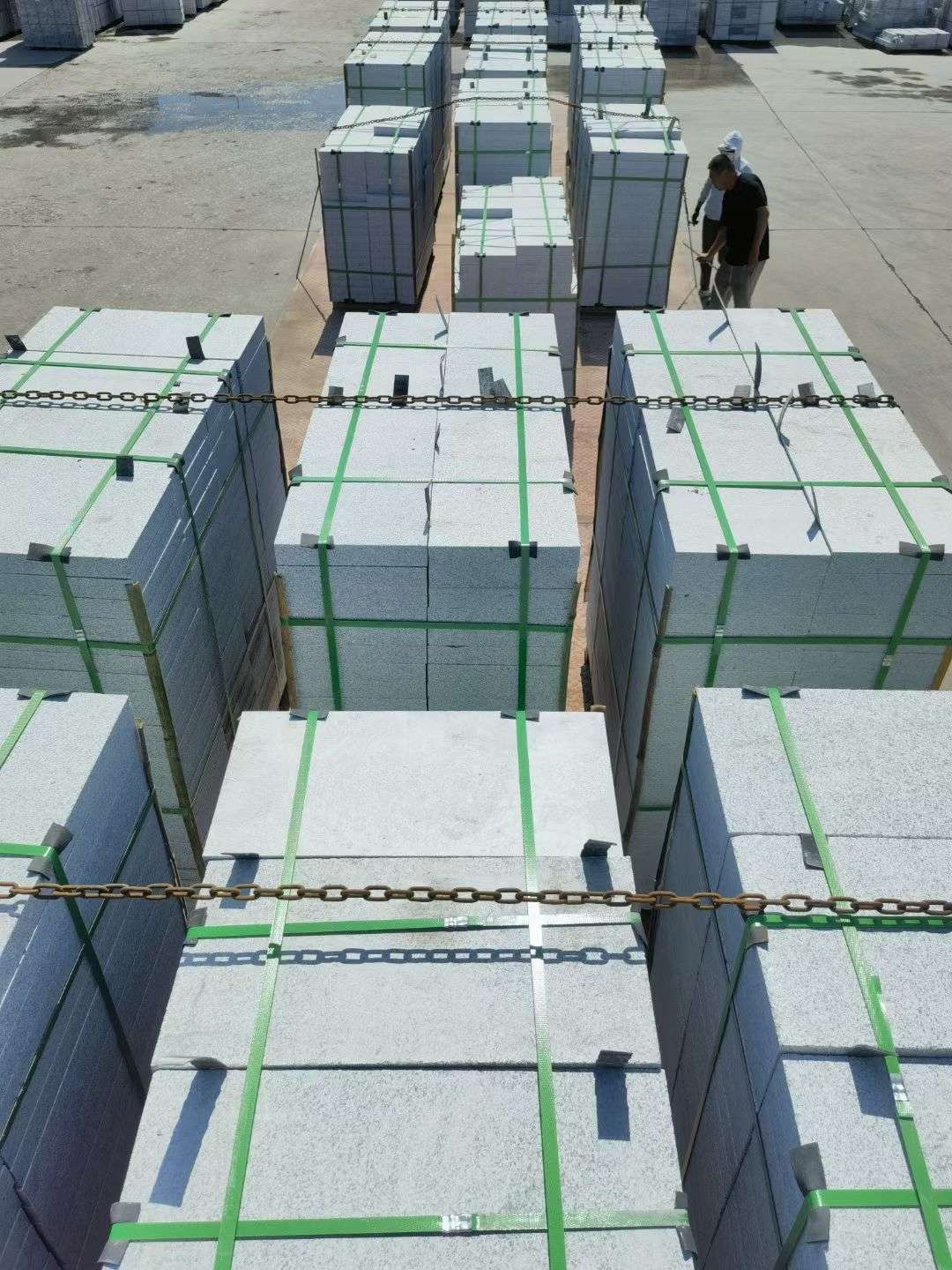 贵州 芝麻白花岗岩5公分地铺石 花岗岩厂家工厂装车日常